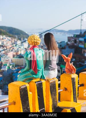 Vue de la statue du petit Prince et figure de sculpture du renard du désert dans le village culturel de Gamcheon, Busan, Corée du Sud, Gamcheon-dong, district de Saha, rues an Banque D'Images