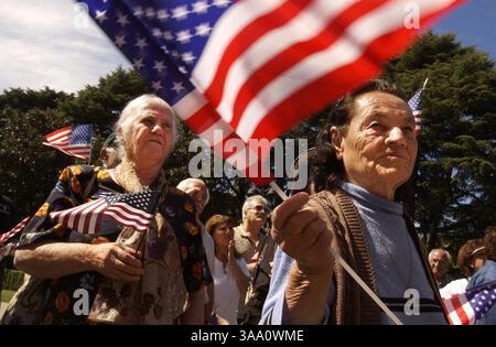 LEDE -- Margaret Kharos, de Modesto, à droite, vagues et drapeau américain alors qu'Awegl Michael, de Turlock, à gauche, écoute les orateurs lors d'un rassemblement des Assyriens au Capitole le vendredi 19 mars 2004. À l'anniversaire du début de la guerre en Irak, les Assyriens cherchent à jouer un rôle dans le gouvernement de transition en Irak, mais jusqu'à présent, ils n'ont pas été reconnus par les Américains qui se préparent à une transition du pouvoir en Irak. (Sacramento Bee/John Decker)/ZUMA Press Banque D'Images
