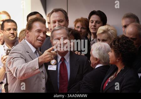 Le gouverneur Arnold Schwarzenegger discute avec l'ancien gouverneur Pete Wilson alors qu'il arrive à un déjeuner de délégué californien au Planet Hollywood à Times Square à Manhattan le jeudi 2 septembre 2004. Sacramento Bee/John Decker/ZUMA Press Banque D'Images