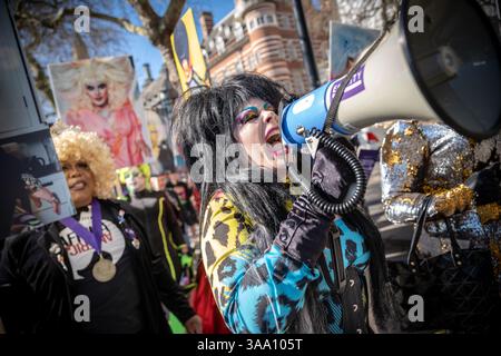 Londres, Royaume-Uni. 31 mars 2025. « Justice for Heklina » à Westminster. Drag Queens et ses supporters se rassemblent pour une manifestation pour exiger des réponses et continuer à sensibiliser à la mort de l'artiste américain Heklina - de son vrai nom Steven Grygelko. Le corps de Grygelko a été retrouvé dans un appartement de Soho, dans le centre de Londres, le 3 avril 2023, par un ami et camarade Joshua Grannell, connu sous le nom de Peaches Christ. Guy Corbishley/Alamy Live News Banque D'Images