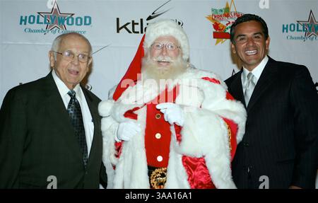 12 septembre 2005 ; Los Angeles, CA, États-Unis ; JOHNNY GRANT et le MAIRE ANTONIO VILLARAIGOSA comme il a nommé Grand Marshall de la parade de Noël Hollywood cette année à Hollywood Roosevelt Hotel, Hollywood, Californie. Crédit obligatoire : photo de David Livingston/ZUMA Press. (©) Copyright 2005 par David Livingston Banque D'Images