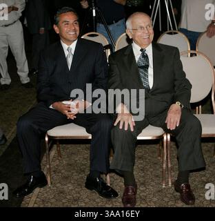 12 septembre 2005 ; Los Angeles, CA, États-Unis ; JOHNNY GRANT et le MAIRE ANTONIO VILLARAIGOSA comme il a nommé Grand Marshall de la parade de Noël Hollywood cette année à Hollywood Roosevelt Hotel, Hollywood, Californie. Crédit obligatoire : photo de David Livingston/ZUMA Press. (©) Copyright 2005 par David Livingston Banque D'Images