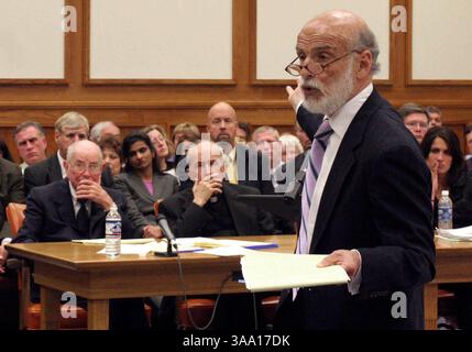 10 mai 2006 ; Toledo, OH, États-Unis ; L'avocat de la défense ALAN KONOP donne des arguments de clôture lors du procès pour meurtre du révérend Gerald Robinson. Robinson est jugé pour le meurtre de sœur Margaret Ann Pahl en 1980. Crédit obligatoire : photo par Andy Morrison/The Blade/ZUMA Press. (©) Copyright 2006 par The Blade Banque D'Images