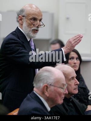10 mai 2006 ; Toledo, OH, États-Unis ; L'avocat de la défense ALAN KONOP donne des arguments de clôture lors du procès pour meurtre du révérend Gerald Robinson. Robinson est jugé pour le meurtre de sœur Margaret Ann Pahl en 1980. Crédit obligatoire : photo par Andy Morrison/The Blade/ZUMA Press. (©) Copyright 2006 par The Blade Banque D'Images