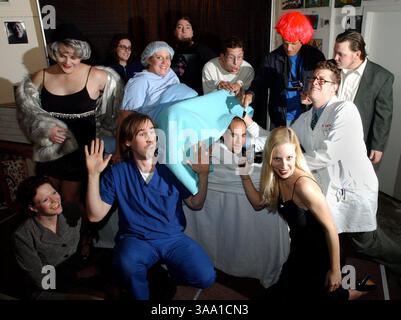 -- jeudi 21 février 2002, Sacramento, Calif. -- les membres de la troupe de comédie I Can't Believe It's Not Comedy ! Posez pour une photo à Gallery Horse Cow à Sacramento. De gauche à droite dans Back Britney Spares, Amy Slockbower, Sid Heberger, Darin Wood, Ben Miller, Steve Vanoni, Zach Boyd, de gauche à droite, Emily Yay, Keith Lowell Jensen, Allen Denault, Amber Kloss, et Tom Cox. La troupe comique se produira à Gallery Horse Cow les 1er et 2 mars. ( The Sacramneto Bee Hector Amezcua ) The Sacramento Bee/ZUMA Press Banque D'Images