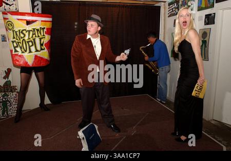 -- jeudi 21 février 2002, Sacramento, Calif. -- Zach Boyd, et Amber Kloss, à droite, terminent leur sketch alors que Steve Vanoni joue du saxaphone pendant la répétition de la nouvelle troupe de comédie I Can't Believe It's Not Comedy ! À Gallery Horse Cow à Sacramento. ( The Sacramento Bee Hector Amezcua ) The Sacramento Bee/ZUMA Press Banque D'Images