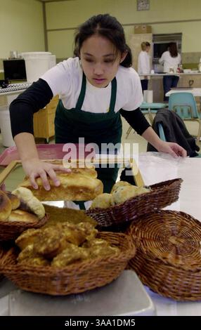 Kazoua Phang 16, un junior à Kennedy High School, pratique un arrangement de produits de boulangerie pour une compétition à venir lors d'un cours de cuisine avancée, le jeudi 21 février 2002. Kelly Dalisa , l'instructeur, enseigne les bases de la classe en gestion de restaurant et en restauration. Sacramento Bee/Jay Mather/ZUMA Press Banque D'Images
