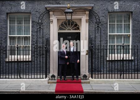 Le premier ministre Sir Keir Starmer accueille le président finlandais Alexander Stubb à Downing Street, à Londres, avant les pourparlers bilatéraux. Date de la photo : lundi 31 mars 2025. Banque D'Images