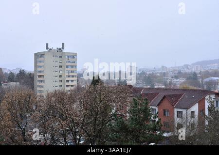 Neige tombant à la fin de l'automne dans le quartier Tudor Vladimirescu de Targu Mures Transylvanie Banque D'Images