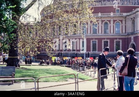 Le cordon de police du siège de l'ambassade iranienne bloque la route de Knightsbridge, une partie de Hyde Park et des environs. Le siège de l'ambassade iranienne a eu lieu du 30 avril au 5 mai 1980, après qu'un groupe de six hommes armés a pris d'assaut l'ambassade iranienne sur Prince's Gate à South Kensington, Londres, Royaume-Uni. Le British Special Air Service (SAS) a lancé l'opération Nimrod pour sauver les otages. Section clôturée par Royal Albert Hall avec la police et le public Banque D'Images