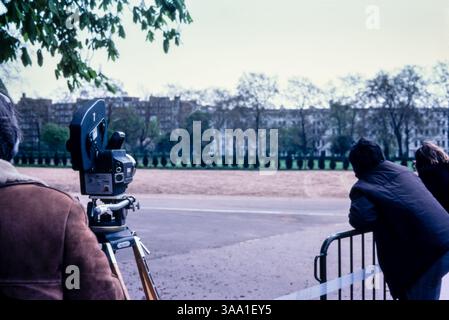 Le cordon de police du siège de l'ambassade iranienne bloque la route de Knightsbridge, une partie de Hyde Park et des environs. Le siège de l'ambassade iranienne a eu lieu du 30 avril au 5 mai 1980, après qu'un groupe de six hommes armés a pris d'assaut l'ambassade iranienne sur Prince's Gate à South Kensington, Londres, Royaume-Uni. Le British Special Air Service (SAS) a lancé l'opération Nimrod pour sauver les otages. Personne avec caméra ciné sur un trépied à Hyde Park concentré sur l'ambassade Banque D'Images