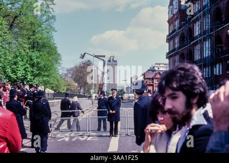 Cordon de police du siège de l'ambassade iranienne bloquant Kensington Gore, Knightsbridge Road, certains quartiers de Hyde Park et des environs. Le siège de l'ambassade iranienne a eu lieu du 30 avril au 5 mai 1980, après qu'un groupe de six hommes armés a pris d'assaut l'ambassade iranienne sur Prince's Gate à South Kensington, Londres, Royaume-Uni. Le British Special Air Service (SAS) a lancé l'opération Nimrod pour sauver les otages. Les gens et les policiers à la clôture du cordon Banque D'Images