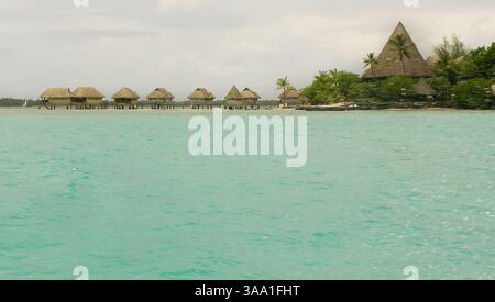 15 mars 2006 ; Bora Bora, TAHITI ; L'hôtel Sofitel Motu est situé sur un îlot privé (motu) face à la plage principale de Bora Bora avec une vue exceptionnelle sur le lagon et l'île principale. La station dispose d'une belle plage de sable blanc et de coraux, avec de l'eau immaculée pour la baignade et certains des meilleurs snorkeling à Bora Bora. L'hôtel met l'accent sur l'intimité et l'intimité luxueuse avec seulement 30 bungalows 'deluxe' situés sur l'eau ou sur le flanc d'une colline luxuriante surplombant la plage de sable, chacun d'eux bénéficiant d'une vue panoramique imbattable. Crédit obligatoire : photo de Rick Giase/ZUMA Press. (©) Co Banque D'Images
