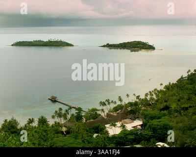 15 mars 2006 ; Bora Bora, TAHITI ; L'hôtel Sofitel Motu (R) est situé sur un îlot privé (motu) face à la plage principale de Bora Bora avec une vue exceptionnelle sur le lagon et l'île principale. La station dispose d'une belle plage de sable blanc et de coraux, avec de l'eau immaculée pour la baignade et certains des meilleurs snorkeling à Bora Bora. L'hôtel met l'accent sur l'intimité et l'intimité luxueuse avec seulement 30 bungalows 'deluxe' situés sur l'eau ou sur le flanc d'une colline luxuriante surplombant la plage de sable, chacun d'eux bénéficiant d'une vue panoramique imbattable. Crédit obligatoire : photo de Rick Giase/ZUMA Press. (© Banque D'Images
