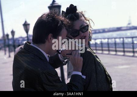 DATE DE SORTIE : 29 mars 1985..TITRE DU FILM : Desperately Seeking Susan. RÉALISATEUR : Susan Siedelman. STUDIO : Orion Pictures. INTRIGUE : Bored Roberta voit une annonce personnelle régulière dans le journal intitulée « Desperately Seeking Susan ». Elle part pour New York, suivant une des annonces, et trouve Susan. Lorsque Susan vend sa veste, Roberta - essayant d'imiter son auteur de publicité mystère - achète la veste et la porte. SUR LA PHOTO : ROBERT JOY dans le rôle de Jim et MADONNA dans le rôle de Susan. (Crédit image : © Orion Pictures/Entertainment Pictures via ZUMA Wire) Banque D'Images