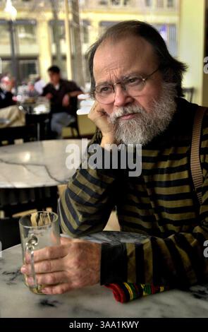 L'artiste de Sacramento, Fred Dalkey, prend une pause café au centre-ville le jeudi 21 février 2002. Son exposition rétrospective ouvrira au Crocker Art Museum le 9 mars. Sacramento Bee / Owen Brewer / ZUMA Press Banque D'Images