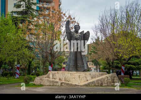 Elbasan, Albanie, 24 mars 2025 : vue sur la statue arsimtareve elbasanas à Elbasan, Albanie, monument dédié aux éducateurs de la ville, réalisé par VL Banque D'Images