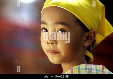 La danseuse Hannah Realiza, 4 ans, d'Antelope, danse une danse philippine avec le Groupe de danse multiculturel pour jeunes, lors du cinquième Festival annuel One Root qui s'est tenu au Royer Park à Roseville, le dimanche 21 septembre 2003. Sacramento Bee/Brian Baer/ZUMA Press Banque D'Images
