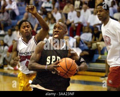 Les Kings Bobby Jackson passent devant Darius Logan, deuxième année de lycée, à gauche, lors de leur match de basket-ball Pro-Am au Capitol Christian High School Wed. 18 juin 2003. Gus Armstead est le fondateur de la Sacramento Pro-Am Basketball League, et a maintenu la ligue en passant par les bons et les mauvais moments. Armstead forme également des joueurs de basket-ball locaux comme Bobby Jackson, joueur des Kings. L'équipe de Jackson, McDonalds, a accueilli le Bay Area All Stars Sacramento Bee / Brian Baer / ZUMA Press Banque D'Images