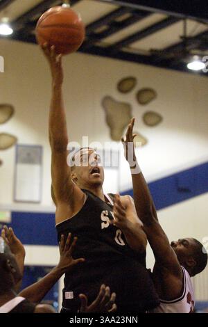 Matt Barnes, membre de l'équipe McDonald's, se rend au basket-ball lors de son match de basket-ball Pro-Am au Capitol Christian High School Wed. 18 juin 2003. Gus Armstead est le fondateur de la Sacramento Pro-Am Basketball League, et a maintenu la ligue en passant par les bons et les mauvais moments. Armstead forme également des joueurs de basket-ball locaux comme Bobby Jackson, joueur des Kings. L'équipe de Jackson, McDonalds, a accueilli le Bay Area All Stars. Sacramento Bee / Brian Baer / ZUMA Press Banque D'Images