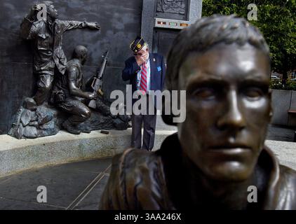 Le vétéran de la guerre de Corée, Larry Lattman, réfléchit à l'intérieur du California Vietnam Memorial, sur les vétérans blessés du Vietnam avec lesquels il a travaillé à l'hôpital va de San Diego. Lattman, qui a perdu son bras à cause d'un grand requin blanc au large de la Californie, a travaillé avec d'autres victimes amputées pendant la guerre du Vietnam à l'hôpital. Lattman a participé à la cérémonie d'aujourd'hui à côté du mémorial. Le département des anciens combattants de Californie et les jardins de roses internationaux de la paix mondiale ont honoré les vétérans de toutes les guerres en plantant les six premières roses dans la roseraie, située à côté du mémorial de guerre du Vietnam de Californie i Banque D'Images