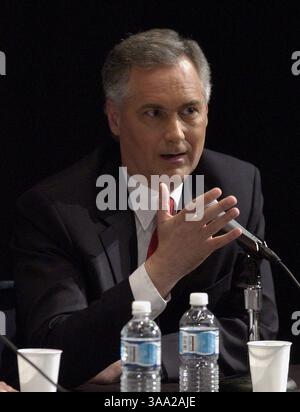 Le sénateur d'État Tom McClintock, R-Thousand Oaks fait valoir un point lors d'un débat de gouverneur parrainé par le Los Angeles Press Club au Los Angeles film School Auditorium le mercredi Spetmeber 17, 2003. Sacramento Bee/John Decker/ZUMA Press Banque D'Images