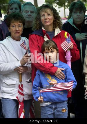 Les résidents d'Elk Grove Jan Woods , à gauche ; Lee Laudon , au centre et sa fille Julie Laudon , 9 ans, au centre inférieur, se sont joints à d'autres à un rassemblement ''soutenez nos troupes'' au parc régional d'El Grove, le jeudi 24 avril 2003. Les discours des politiciens locaux et des membres de l'armée, passés et présents, ont été priés de rendre grâce à ceux qui servent et protègent l'Amérique en temps de guerre. Le drapeau américain était un thème dominant lors du rassemblement, car les gens portaient et montraient leur soutien. Sacramento Bee/Jay Mather/ZUMA Press Banque D'Images