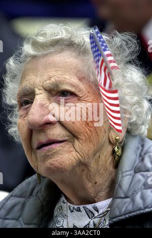 Frances Jese, résidente d'Elk Grove, porte un petit drapeau américain en symbole de remerciement lors d'un rassemblement ''soutenez nos troupes'' au parc régional d'El Grove, le jeudi 24 avril 2003. Les discours des politiciens locaux et des membres de l'armée, passés et présents, ont été priés de rendre grâce à ceux qui servent et protègent l'Amérique en temps de guerre. Le drapeau américain a été un thème dominant lors du rassemblement, les gens portant et affichant leur soutien dans une mulititude de façons. Sacramento Bee/Jay Mather/ZUMA Press Banque D'Images