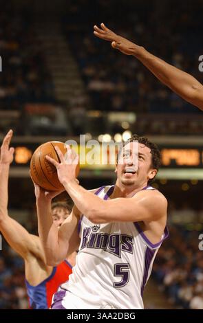 Le garde des Sacramento Kings Hedo Turkoglu se dirige vers le panier pour un lay-up dans le 4e quart-temps du match NBA du jeudi soir contre les Clippers de Los Angeles à l'Arco Arena de Sacramento, en Californie. Sacramento Bee photographie de Jose Luis Villegas 27 mars 2003/ZUMA Press Banque D'Images