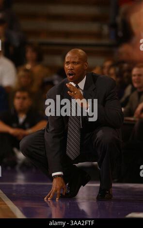 Byron Scott, entraîneur des nets, crie sur son équipe durant le 2e quart de dimanche soir, le 30 novembre 2003, match de basket-ball des Sacramento Kings-New Jersey nets à l'Arco Arena de Sacramento, en Californie. Sacramento Bee photographie de Jose Luis Villegas le 30 novembre 2003. /ZUMA Press Banque D'Images