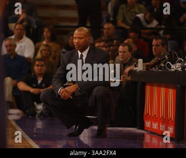 L'entraîneur-chef des nets du New Jersey Byron Scott regarde l'action depuis la touche du match de basket-ball Sacramento Kings-New Jersey nets dimanche 30 novembre 2003 à l'Arco Arena de Sacramento, en Californie. Sacramento Bee photographie de Jose Luis Villegas le 30 novembre 2003. /ZUMA Press Banque D'Images