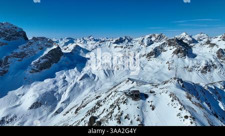 Vue aérienne de la montagne Piz Nair en hiver dans le parc national suisse. Vue des Alpes enneigées à Zernez, Suisse. Banque D'Images