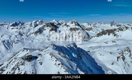 Vue aérienne de la montagne Piz Nair en hiver dans le parc national suisse. Vue des Alpes enneigées à Zernez, Suisse. Banque D'Images