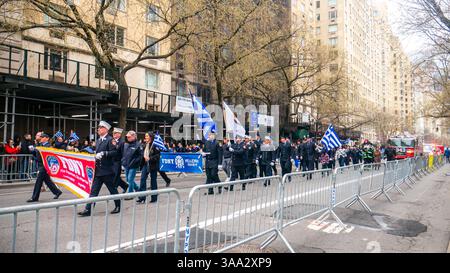 New York, États-Unis. 30 mars 2025. Les membres de la FDNY Hellenic Society défilent le long de la Cinquième Avenue, NYC. Les fêtards célèbrent la parade du jour de l'indépendance grecque défilant le long de la Cinquième Avenue à New York, New York, États-Unis. Crédit : Stu Gray/Alamy Live News. Banque D'Images