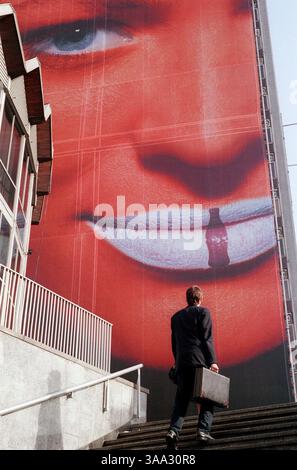 28 juillet 2006 ; Varsovie, POLOGNE ; Un homme quitte les tunnels souterrains de la rotonde et regarde le plus grand panneau d'affichage du monde, une publicité pour Coca Cola qui couvre un immeuble de grande hauteur dans le centre de Varsovie, Pologne. Crédit obligatoire : photo par Andrew Faulkner/ZUMA Press. (©) Copyright 2006 par Andrew Faulkner Banque D'Images