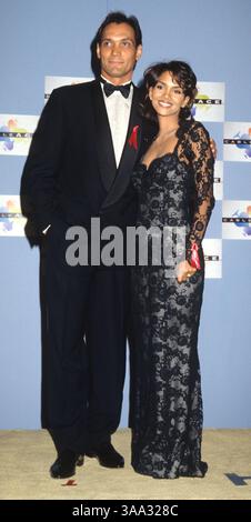 15 janvier 1995 ; Los Angeles, CA, États-Unis ; HALLE BERRY aux Cable Ace Awards avec Jimmy Smits. Banque D'Images