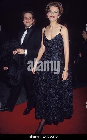 15 janvier 1995 ; Los Angeles, CA, États-Unis ; L'actrice SANDRA BERNHARD et le SCÉNARISTE SCOTT NOE aux Cable ACE Awards 1995. Banque D'Images
