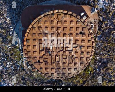 Un avertissement bien visible sur le couvercle du trou d'homme avertit les passants d'éviter toute entrée non autorisée, protégeant ainsi la sécurité publique Banque D'Images