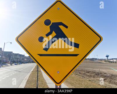 Marquant clairement une aire de jeux active, ce panneau capte l’attention, suscite vigilance et soins pour les jeunes piétons Banque D'Images