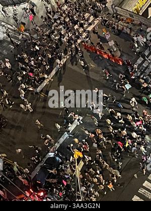 Le 24 juin 2022 fut la nuit de Rage qui protestait contre la décision de la Cour suprême sur le droit à l'avortement, New York City, Etats-Unis Banque D'Images