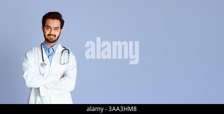Médecin indien confiant en uniforme croisant ses bras sur fond de couleur Banque D'Images