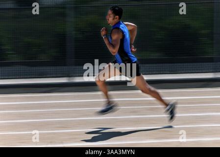 Martell Munguia fait quelques essais de course à pied à Woodcreek High, le 8 mai 2001. Munguia est un coureur de piste vedette de Woodcreek High qui trouve la course pour être une belle libération de ses jours destructeurs. Munguia avait été expulsé de son équipe universitaire junior de basket-ball. Sacramento Bee/ Lezlie Sterling ID 2774 /ZUMA Press Banque D'Images