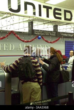 08 décembre 2002 ; Oakland, CA, États-Unis ; le guichet de United Airlines est toujours en activité même si la compagnie va faire faillite. Photo prise à Oakland, Calif, le dimanche 8 décembre 2002. Banque D'Images