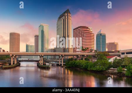 Tampa, Floride, États-Unis. Image de paysage urbain de Tampa, Floride avec le reflet de l'horizon de la ville dans l'eau au beau lever du soleil. Banque D'Images