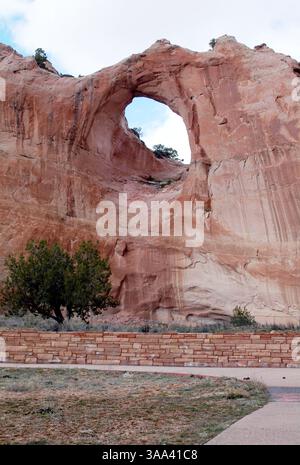 26 avril 2005 ; Shiprock, Nouveau-Mexique, États-Unis ; rendu célèbre par le photographe du XIXe siècle, Edward Curtis, Window Rock se tient encore beaucoup comme il le faisait alors. Crédit obligatoire : photo de Tom Kumpf/Zuma Press. (©) Copyright 2005 par tom Kumpf Banque D'Images