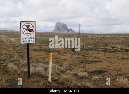 26 avril 2005 ; Shiprock, Nouveau-Mexique, États-Unis ; des panneaux, des clôtures et des poteaux encombrent le paysage près de Shiprock. Crédit obligatoire : photo de Tom Kumpf/Zuma Press. (©) Copyright 2005 par tom Kumpf Banque D'Images
