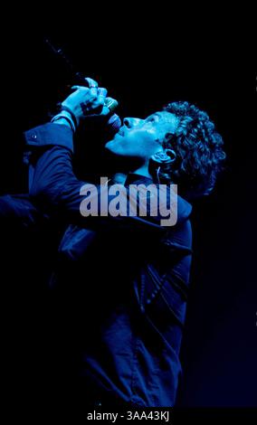 15 décembre 2005 ; Londres, Angleterre ; CHRIS MARTIN de Coldplay se produit à Londons Earl's court lors du deuxième de trois concerts du groupe en soutien à Coldplays Twisted Logic Tour. Crédit obligatoire : photo de Joseph C. Toth/ZUMA Press. (©) Copyright 2005 par Joseph C. Toth Banque D'Images