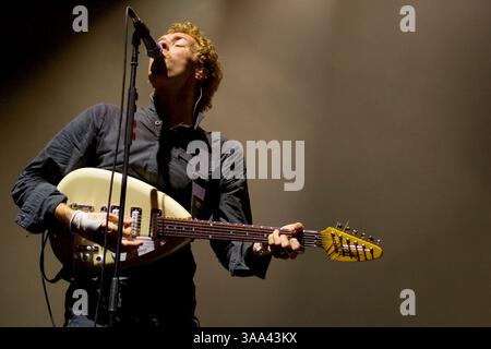 15 décembre 2005 ; Londres, Angleterre ; CHRIS MARTIN de Coldplay se produit à Londons Earl's court lors du deuxième de trois concerts du groupe en soutien à Coldplays Twisted Logic Tour. Crédit obligatoire : photo de Joseph C. Toth/ZUMA Press. (©) Copyright 2005 par Joseph C. Toth Banque D'Images