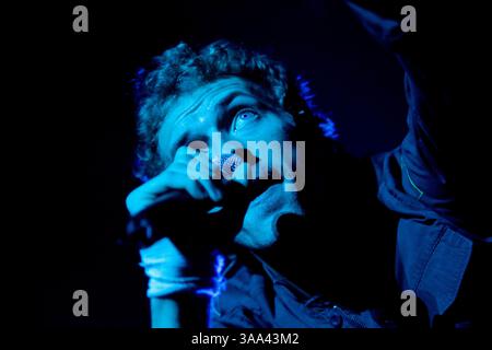 15 décembre 2005 ; Londres, Angleterre ; CHRIS MARTIN de Coldplay se produit à Londons Earl's court lors du deuxième de trois concerts du groupe en soutien à Coldplays Twisted Logic Tour. Crédit obligatoire : photo de Joseph C. Toth/ZUMA Press. (©) Copyright 2005 par Joseph C. Toth Banque D'Images