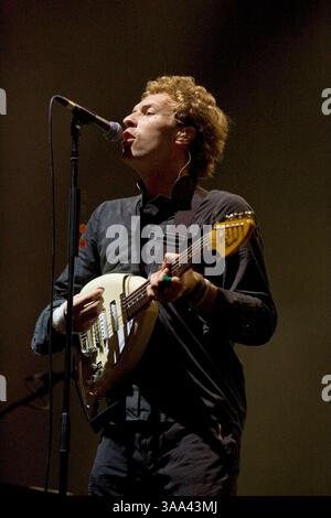 15 décembre 2005 ; Londres, Angleterre ; CHRIS MARTIN de Coldplay se produit à Londons Earl's court lors du deuxième de trois concerts du groupe en soutien à Coldplays Twisted Logic Tour. Crédit obligatoire : photo de Joseph C. Toth/ZUMA Press. (©) Copyright 2005 par Joseph C. Toth Banque D'Images